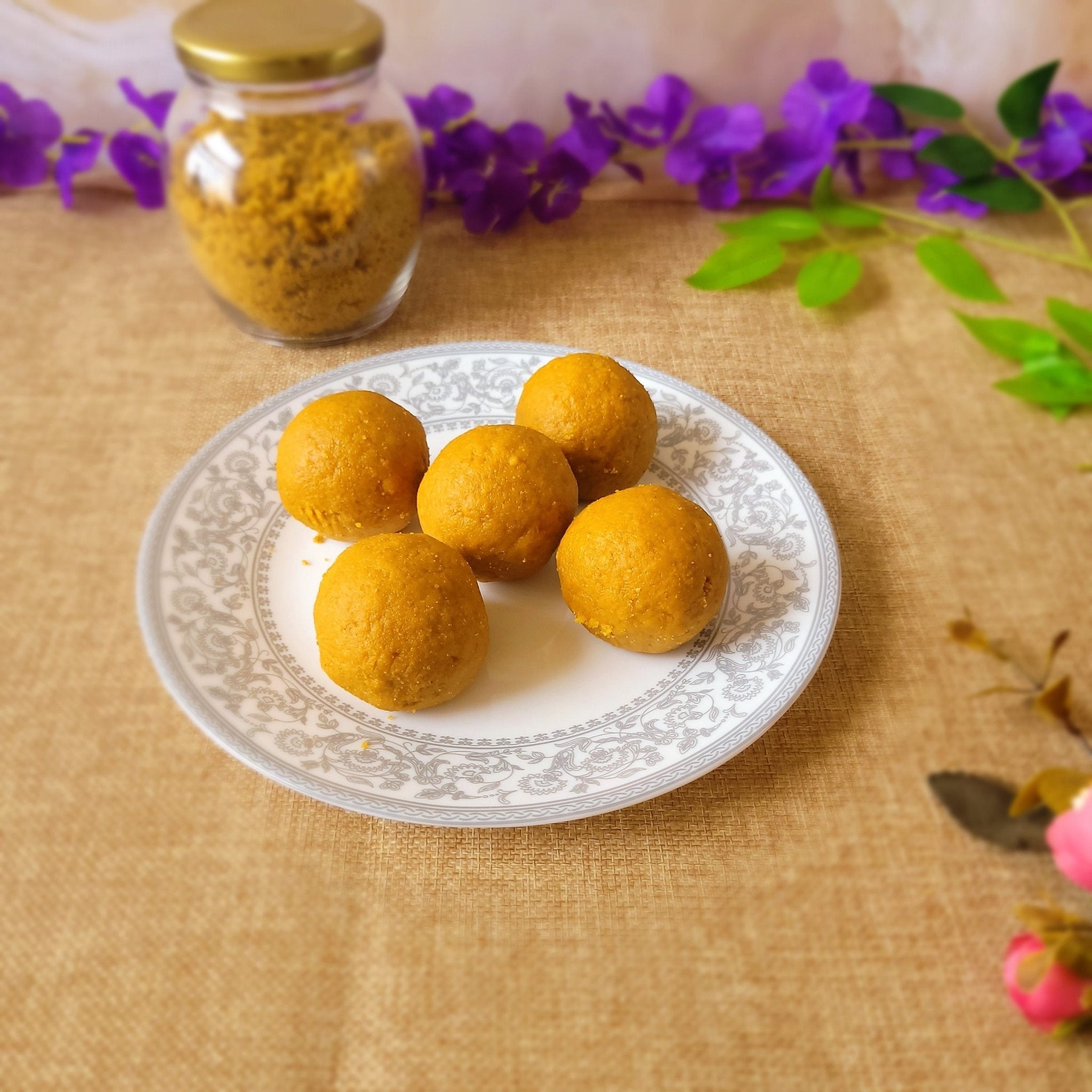 Gud Besan Churma Laddu - SweeDesi